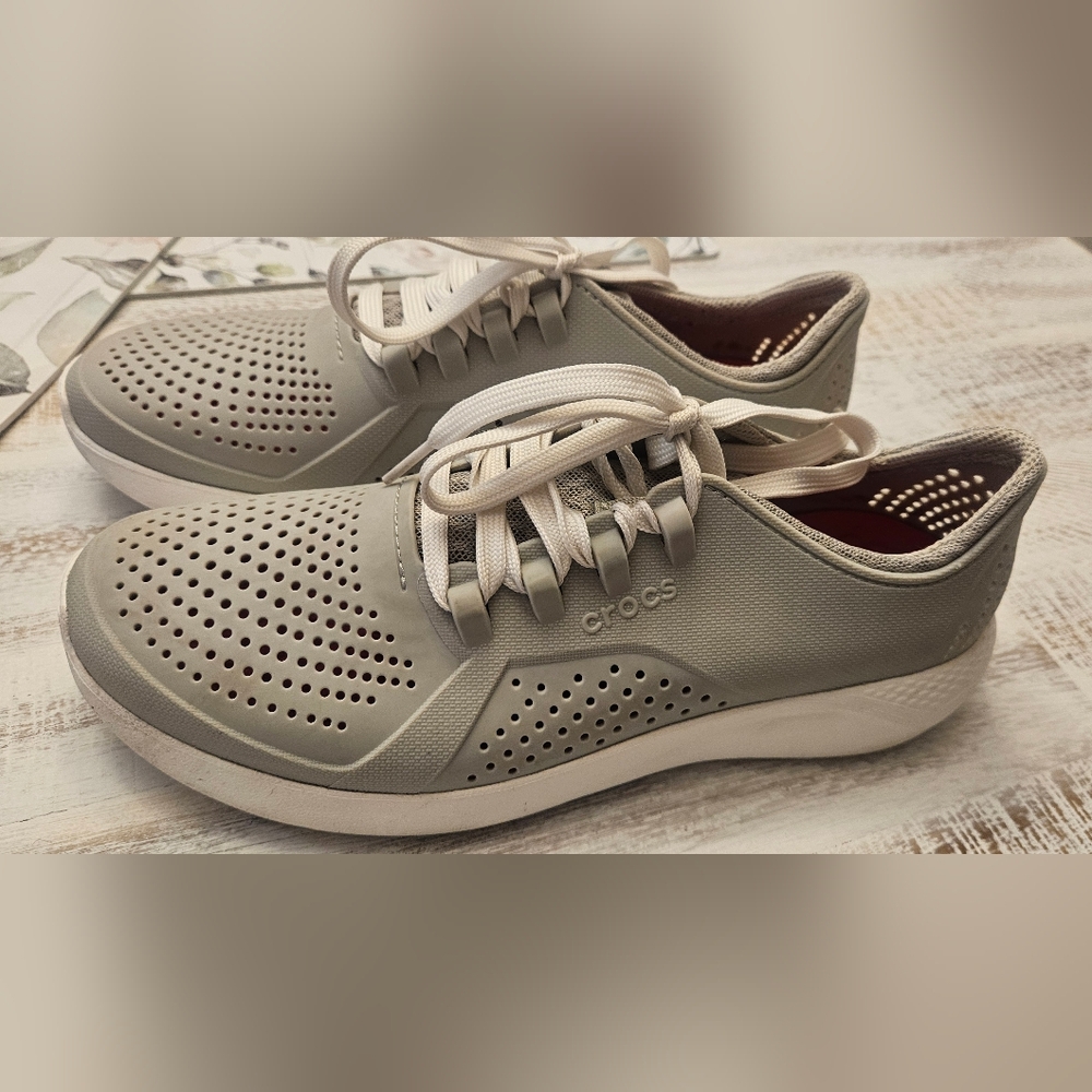 Crocs size W10